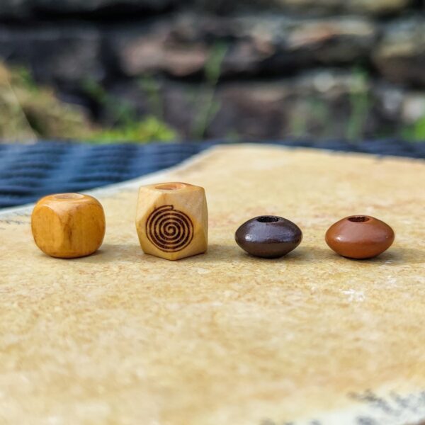 Zauberhaftes Naturholz-Dreadperlen Set - Holzliebe mit Spirale & Peace – Bild 4