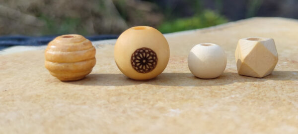 Zauberhaftes Naturholz- Dreadperlen Set - Holzliebe mit Blumen-Mandala Gravur – Bild 5