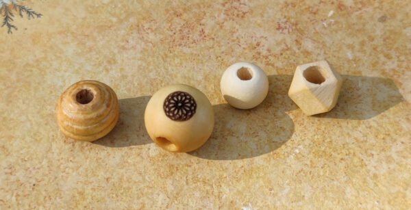 Zauberhaftes Naturholz- Dreadperlen Set - Holzliebe mit Blumen-Mandala Gravur – Bild 4