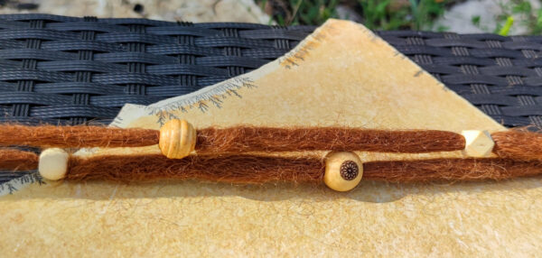 Zauberhaftes Naturholz- Dreadperlen Set - Holzliebe mit Blumen-Mandala Gravur – Bild 3