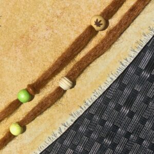 Zauberhaftes Naturholz- Dreadperlen Set - Holzliebe mit Hanfblatt Gravur