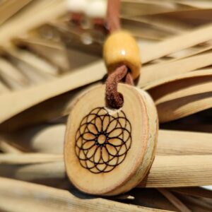 Anhänger aus einer Astscheibe Birkenholz mit Blumen- Mandala Gravur