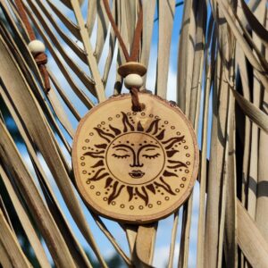 Anhänger aus einer Astscheibe Birkenholz mit Sonne Gravur