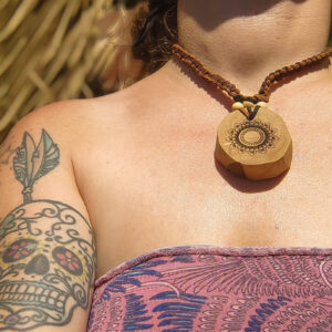 Anhänger aus Holz vom Lebensbaum "Sacred Flow"