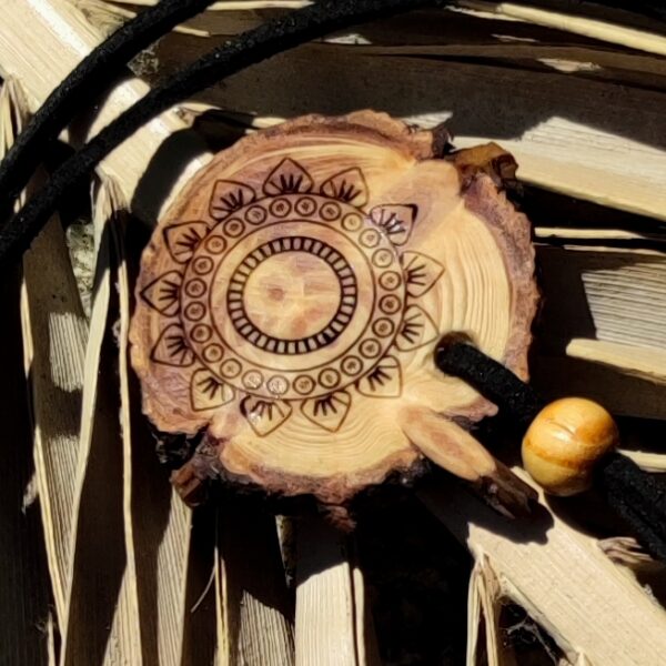 Mini Anhänger aus einer Astscheibe Kiefernholz mit Blumen- Mandala Gravur