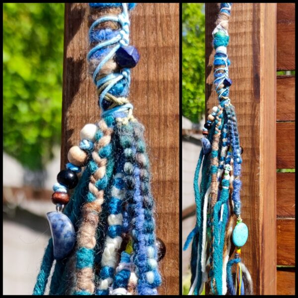 Dreadwrap - Mondzauber in Türkis-blau mit Mondanhänger aus Sodalith, Tigerauge, Türkis & Meeressediment – Bild 2