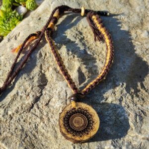 Anhänger aus einer Astscheibe duftendem Zypressenholz mit Blumen- Mandala Gravur