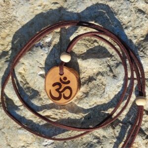 Mini Anhänger aus einer Astscheibe Birkenholz mit Om Gravur ॐ
