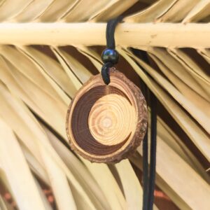 Mondzauber -Mini Anhänger aus einer Astscheibe Kiefernholz mit Mond Gravur