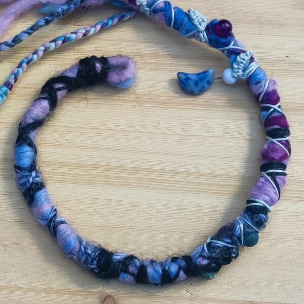 Dreadwrap - Mondzauber in lila-blau mit Mondanhänger aus Sodalith, Amethyst, Lava & Meeressedimenten – Bild 2