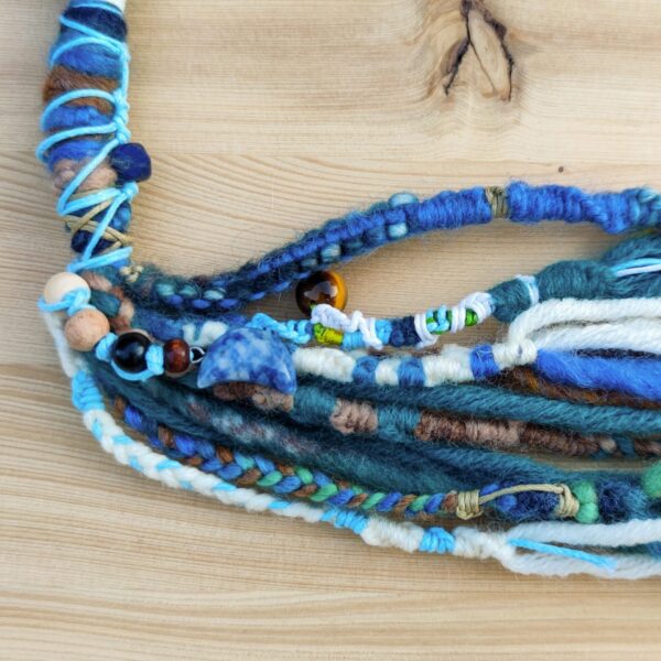 Dreadwrap - Mondzauber in Türkis-blau mit Mondanhänger aus Sodalith, Tigerauge, Türkis & Meeressediment – Bild 4