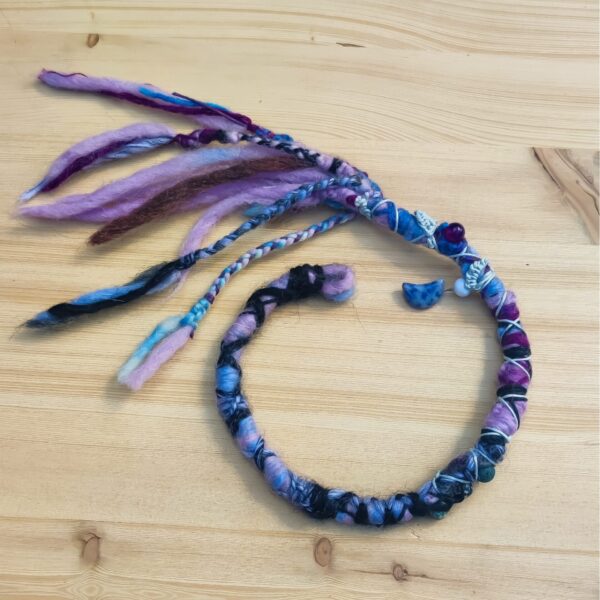 Dreadwrap - Mondzauber in lila-blau mit Mondanhänger aus Sodalith, Amethyst, Lava & Meeressedimenten