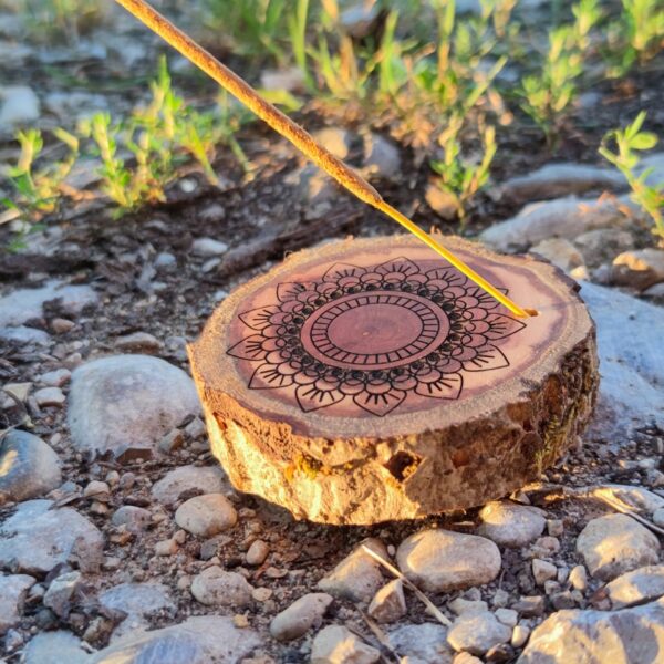 Räucherstäbchenhalter mit Mandala Blume Gravur auf Holz / Baumscheibe vom Apfelbaum