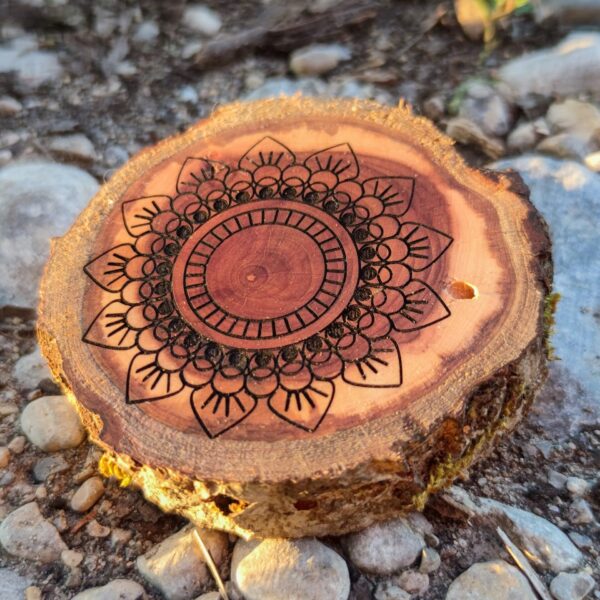 Räucherstäbchenhalter mit Mandala Blume Gravur auf Holz / Baumscheibe vom Apfelbaum – Bild 2