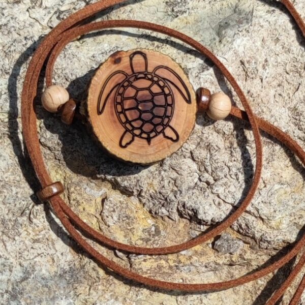Anhänger aus einer Astscheibe vom Apfelbaum "Turtle Spirit" – Bild 4
