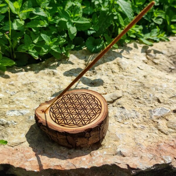 Räucherstäbchenhalter mit Blume des Lebens Gravur auf Holz vom Lebensbaum (Thuja) – Bild 2