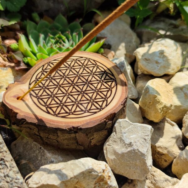 Räucherstäbchenhalter mit Blume des Lebens Gravur auf Holz vom Lebensbaum (Thuja)
