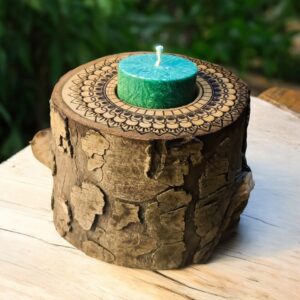 Kerzenhalter mit Mandala Om Gravur auf einer Baumscheibe vom Lebensbaum (Thuja)