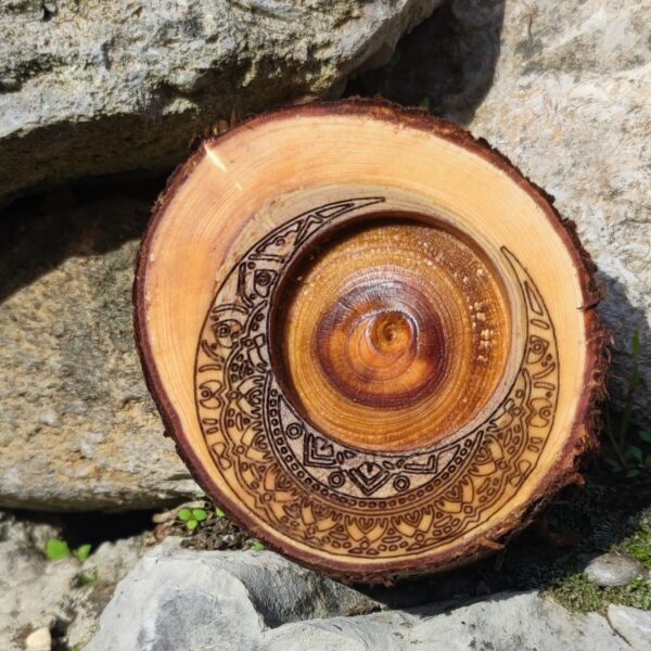 Kerzenhalter mit Mandala Mond Gravur auf einer Baumscheibe Zypressenholz – Bild 2