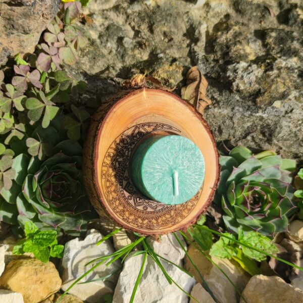 Kerzenhalter mit Mandala Mond Gravur auf einer Baumscheibe Zypressenholz – Bild 3