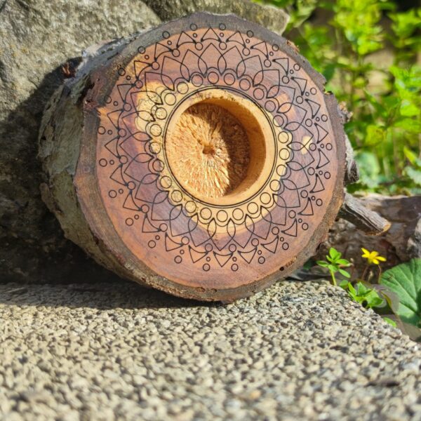 Kerzenhalter mit Mandala Gravur auf einer Baumscheibe vom Apfelbaum – Bild 2