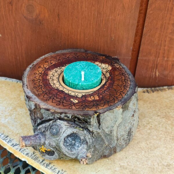 Kerzenhalter mit Mandala Gravur auf einer Baumscheibe vom Apfelbaum – Bild 4