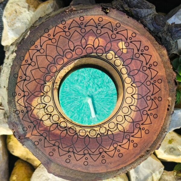 Kerzenhalter mit Mandala Gravur auf einer Baumscheibe vom Apfelbaum