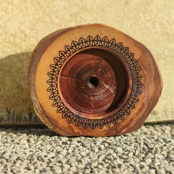 Kerzenhalter mit Mini-Mandala Gravur auf einer Baumscheibe vom Apfelbaum – Bild 4