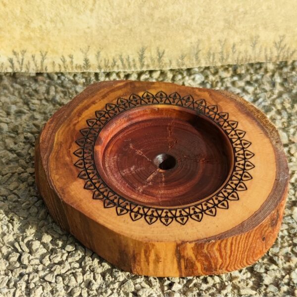 Kerzenhalter mit Mini-Mandala Gravur auf einer Baumscheibe vom Apfelbaum – Bild 3