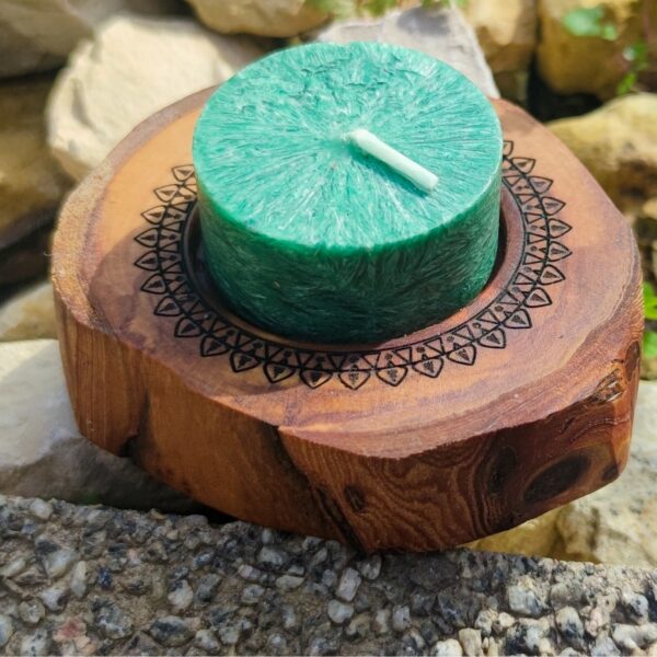 Kerzenhalter mit Mini-Mandala Gravur auf einer Baumscheibe vom Apfelbaum