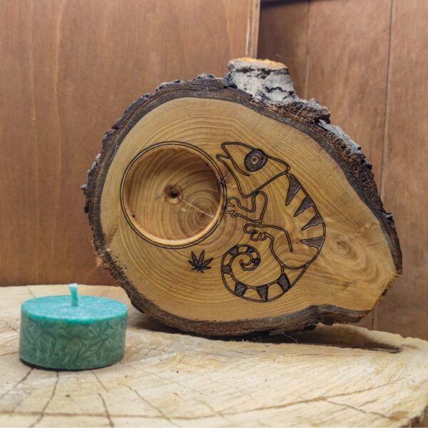 Kerzenhalter mit Cami dem Chamäleon & Hanfblatt Gravur auf einer Baumscheibe vom Lebensbaum (Thuja) – Bild 3