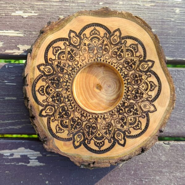 Kerzenhalter mit zauberhafter Mandala Gravur auf einer Baumscheibe vom Lebensbaum (Thuja) – Bild 3