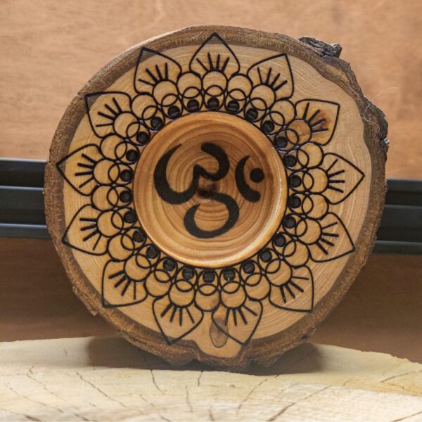 Kerzenhalter mit Mandala Blume & Om Gravur auf einer Baumscheibe vom Lebensbaum (Thuja) – Bild 3