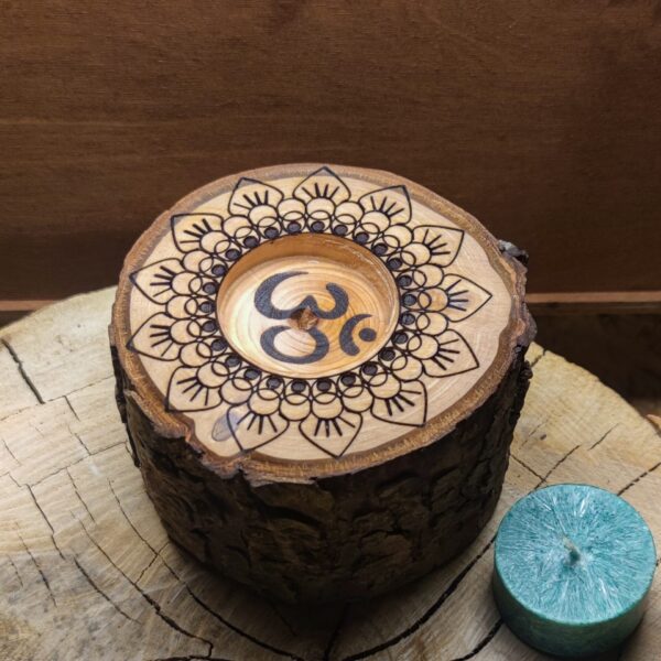 Kerzenhalter mit Mandala Blume & Om Gravur auf einer Baumscheibe vom Lebensbaum (Thuja) – Bild 2