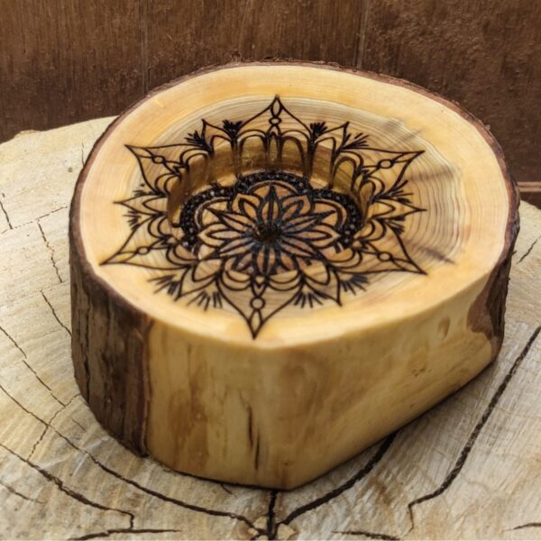 Kerzenhalter mit Feder-Mandala Gravur auf einer Baumscheibe Zypressenholz – Bild 3