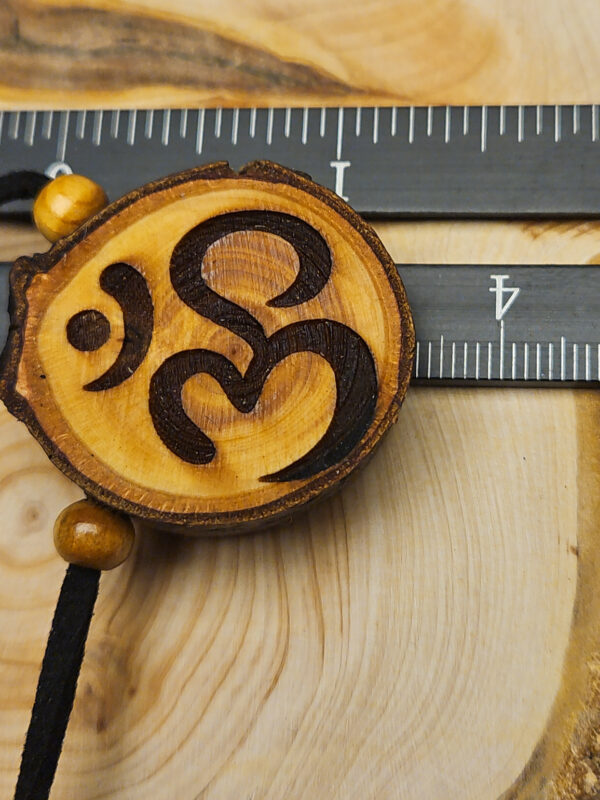 Anhänger aus Holz vom Lebensbaum "Klangholz ॐ" – Bild 3
