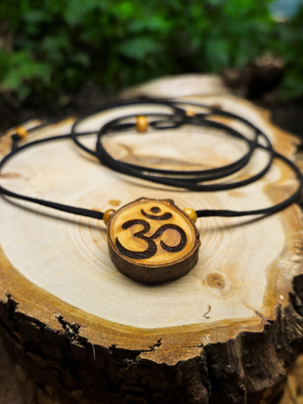 Anhänger aus Holz vom Lebensbaum "Klangholz ॐ"