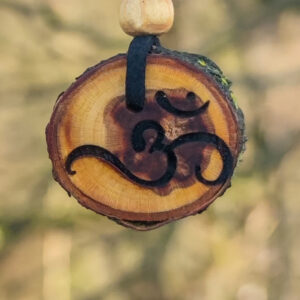 Anh&auml;nger aus Holz vom Pflaumenbaum "Klangholz ॐ"