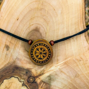 Anh&auml;nger aus Holz vom Kirschbaum mit Wikinger Kompass "Vegvisir"