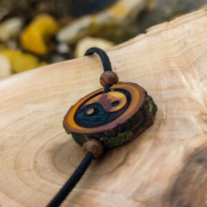 Anh&auml;nger aus Holz vom Pflaumenbaum "Ying & Yang"